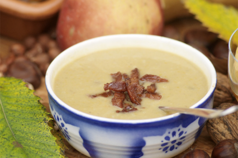 Kastanje soep met stukjes kastanje